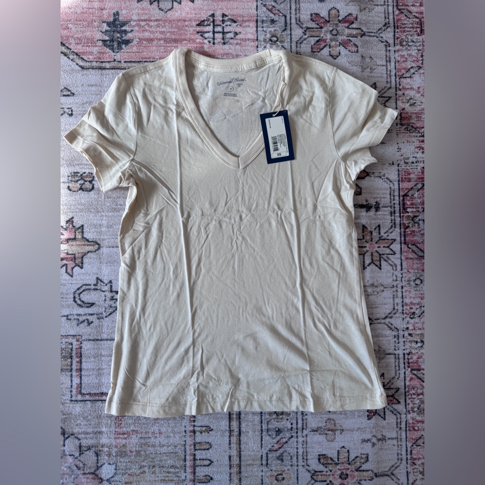 Women’s off white v neck tee